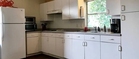 Coffee/tea maker, fridge, microwave, stovetop