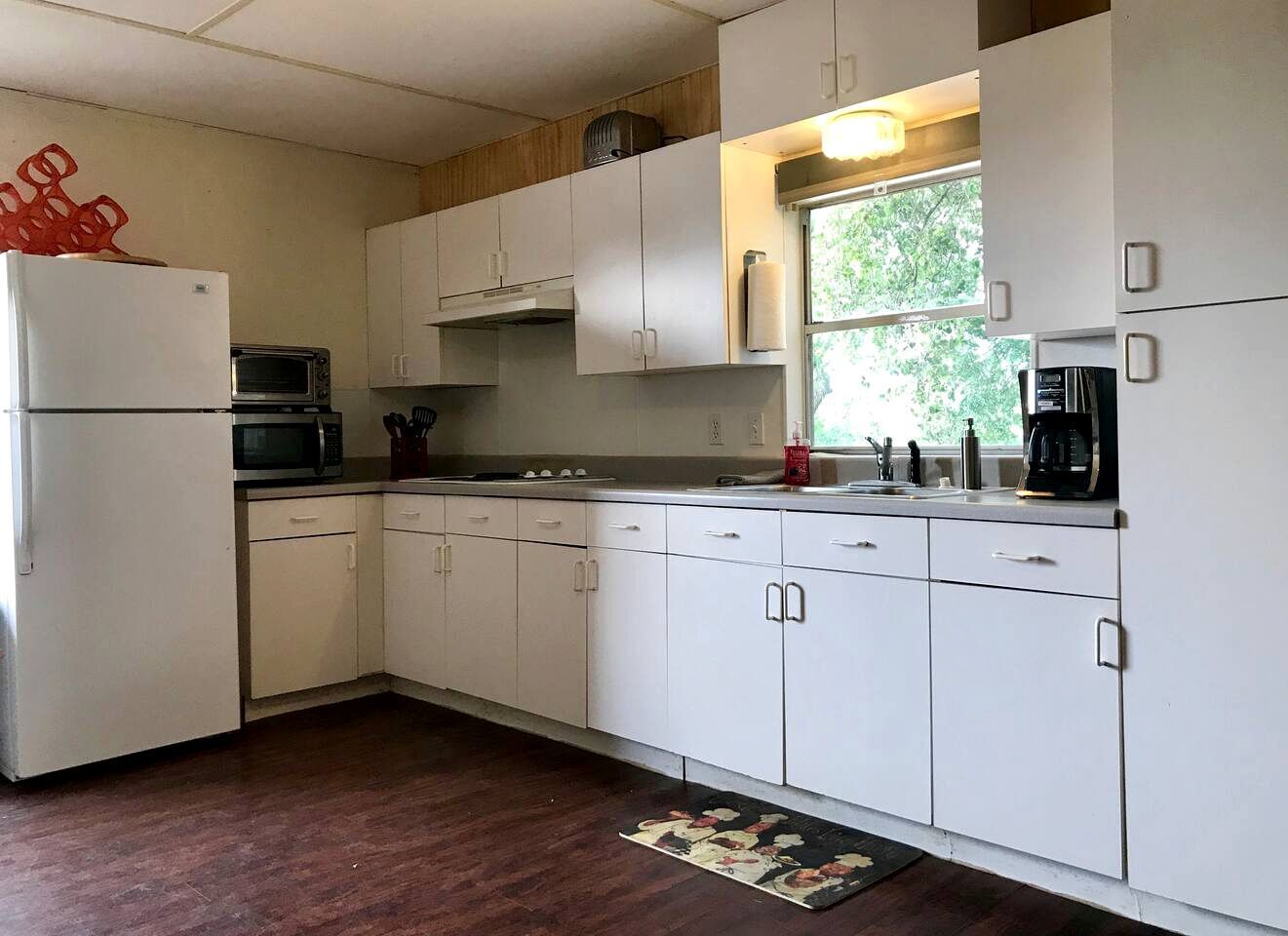 Fridge, microwave, stovetop, coffee/tea maker