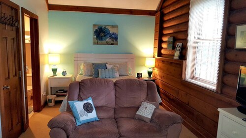 Chic One-Bedroom Suite With Jacuzzi Tub for Romantic Getaway near Columbus, Ohio