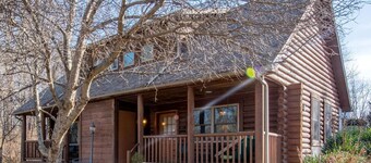 Chic One-Bedroom Suite With Jacuzzi Tub for Romantic Getaway near Columbus, Ohio