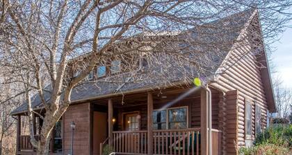 Chic One-Bedroom Suite With Jacuzzi Tub for Romantic Getaway near Columbus, Ohio