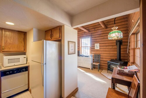 Chic One-Bedroom Suite With Jacuzzi Tub for Romantic Getaway near Columbus, Ohio