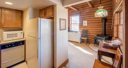 Chic One-Bedroom Suite With Jacuzzi Tub for Romantic Getaway near Columbus, Ohio