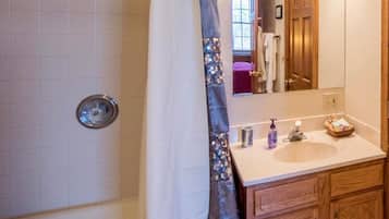 Baignoire Ă jets, sĂšche-cheveux, serviettes fournies, savon