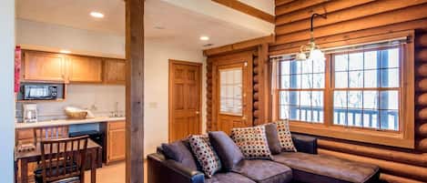 Téléviseur, foyer, lecteur de DVD, table de baby-foot