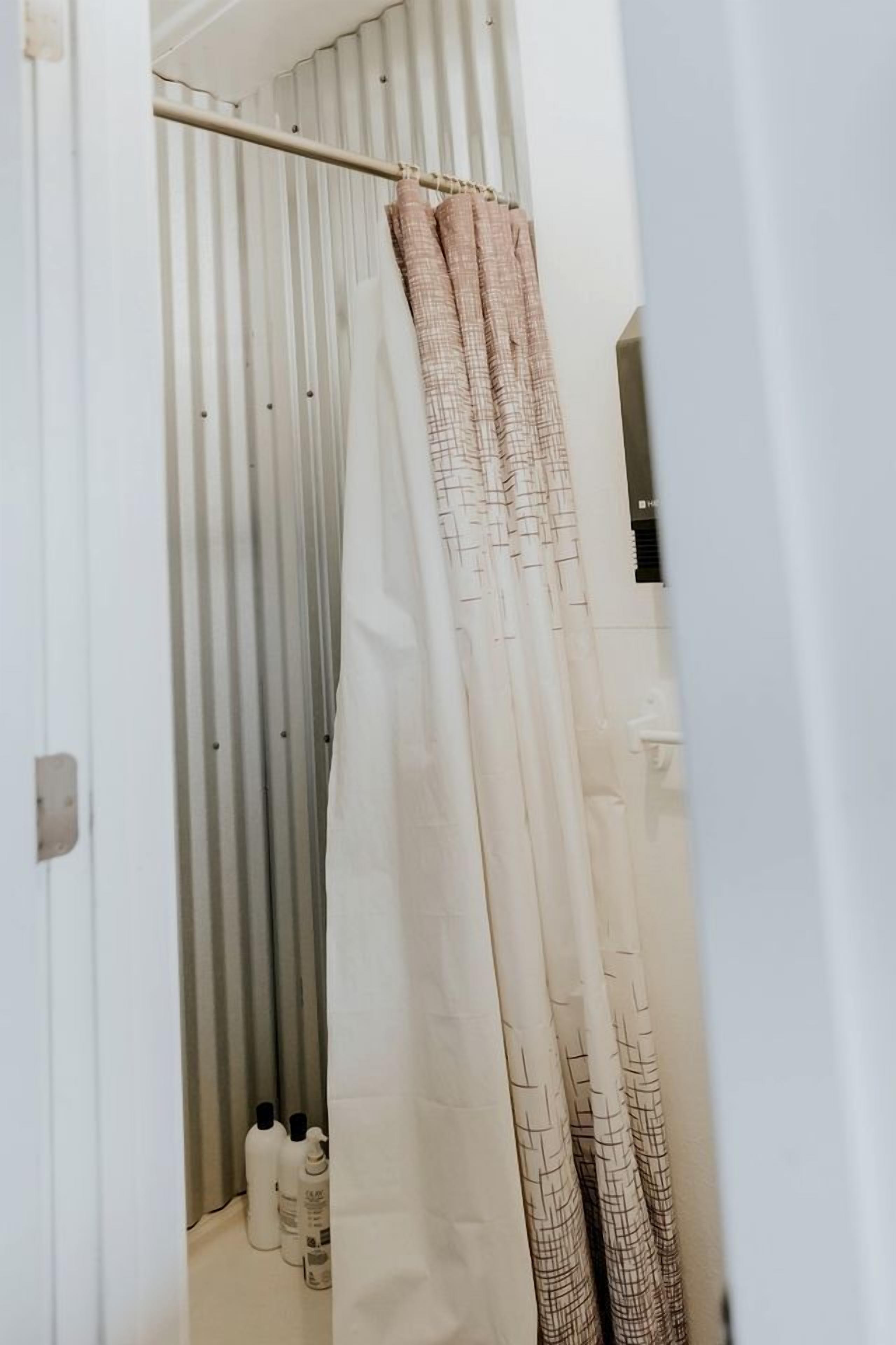 Toalhas de banho, papel higiênico