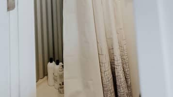 Toalhas de banho, papel higiênico
