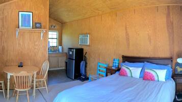 1 bedroom, desk, WiFi, bed sheets