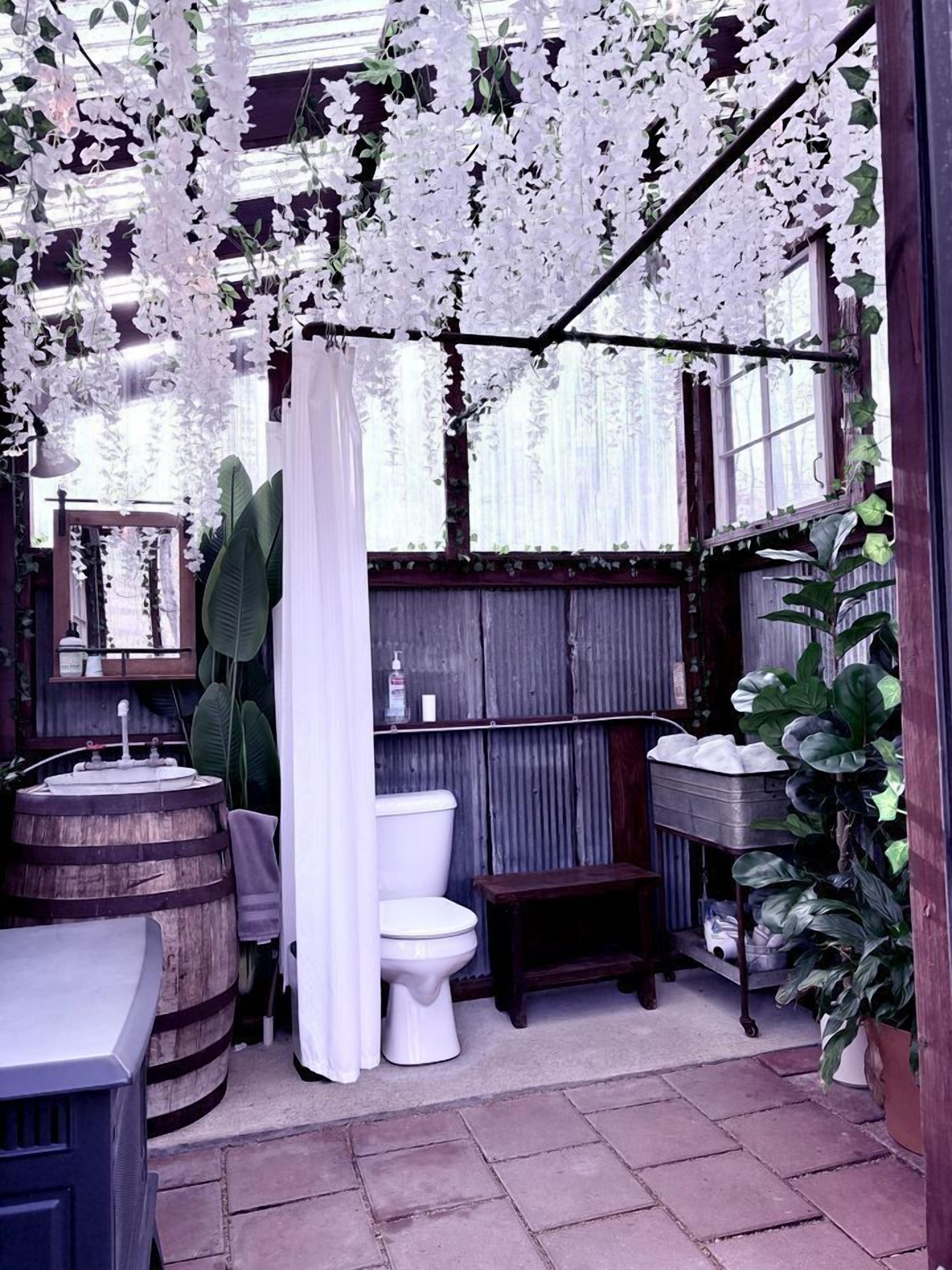 Serviettes fournies, savon, shampoing, papier toilette