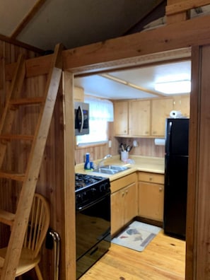 Coffee/tea maker, fridge, microwave, oven