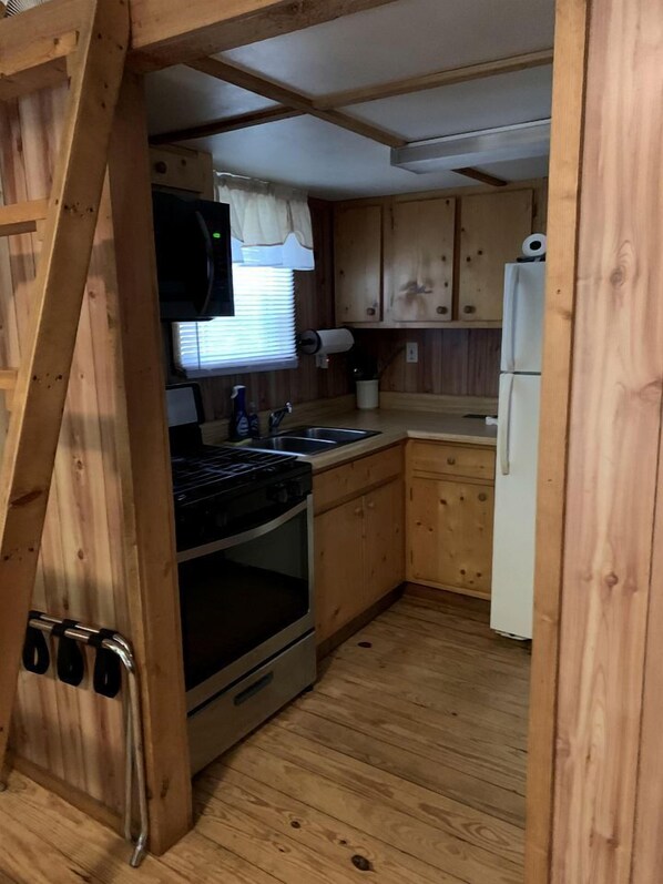 Coffee/tea maker, fridge, microwave, oven