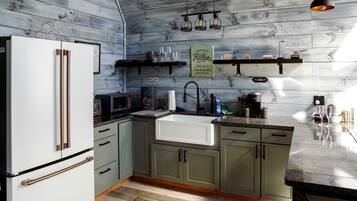 Frigorifero, piano cottura, macchina per tè/caffè