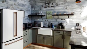 Réfrigérateur, plaque de cuisson, cafetière/bouilloire