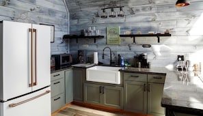 Een koelkast, een kookplaat, een koffiezetapparaat/waterkoker