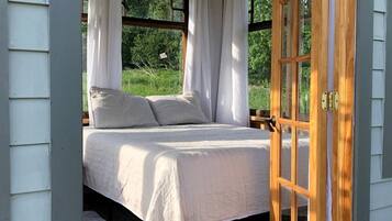 1 bedroom, bed sheets