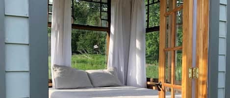 1 bedroom, bed sheets