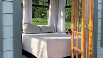 1 bedroom, bed sheets