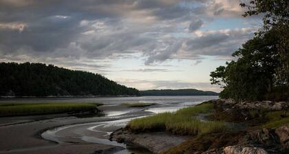 Off-The-Grid Cottage Rental with Beautiful Views on Crow Island, Maine