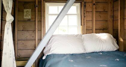 Off-The-Grid Cottage Rental with Beautiful Views on Crow Island, Maine