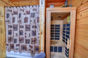 Sauna - Rustic Log Cabin Escape in Logan, Ohio, with Hot Tub and Infrared Sauna (Logan)