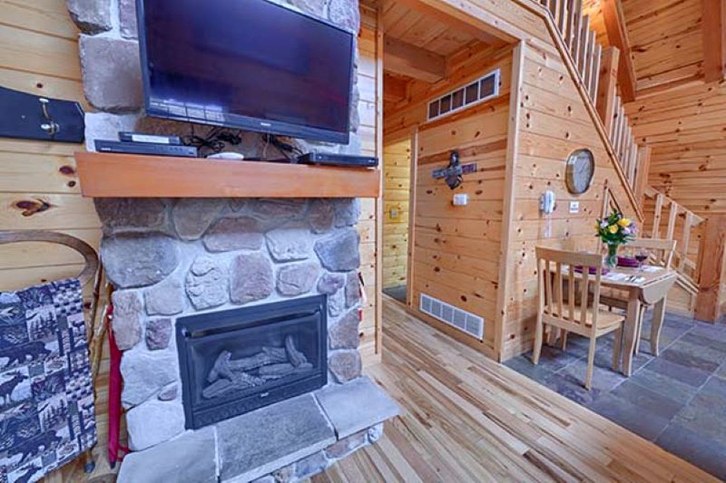 Una televisión, una chimenea