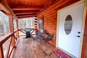 Outdoor dining - Rustic Log Cabin Escape in Logan, Ohio, with Hot Tub and Infrared Sauna (Logan)