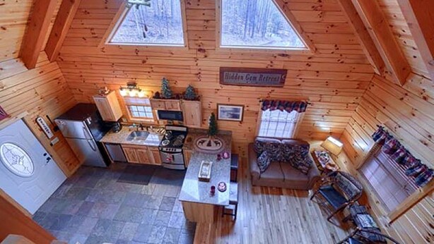 Coffee/tea maker, fridge, microwave, oven - Rustic Log Cabin Escape in Logan, Ohio, with Hot Tub and Infrared Sauna (Logan)