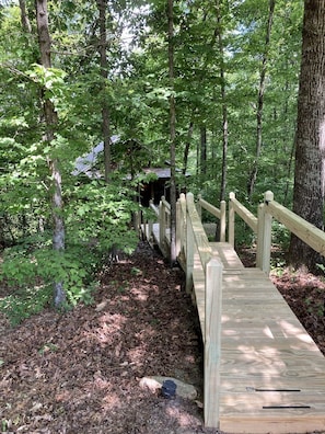 Eine Holzbrücke in einer bewaldeten Landschaft mit natürlicher Umgebung.