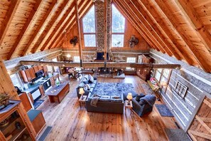 Televisión y chimenea 