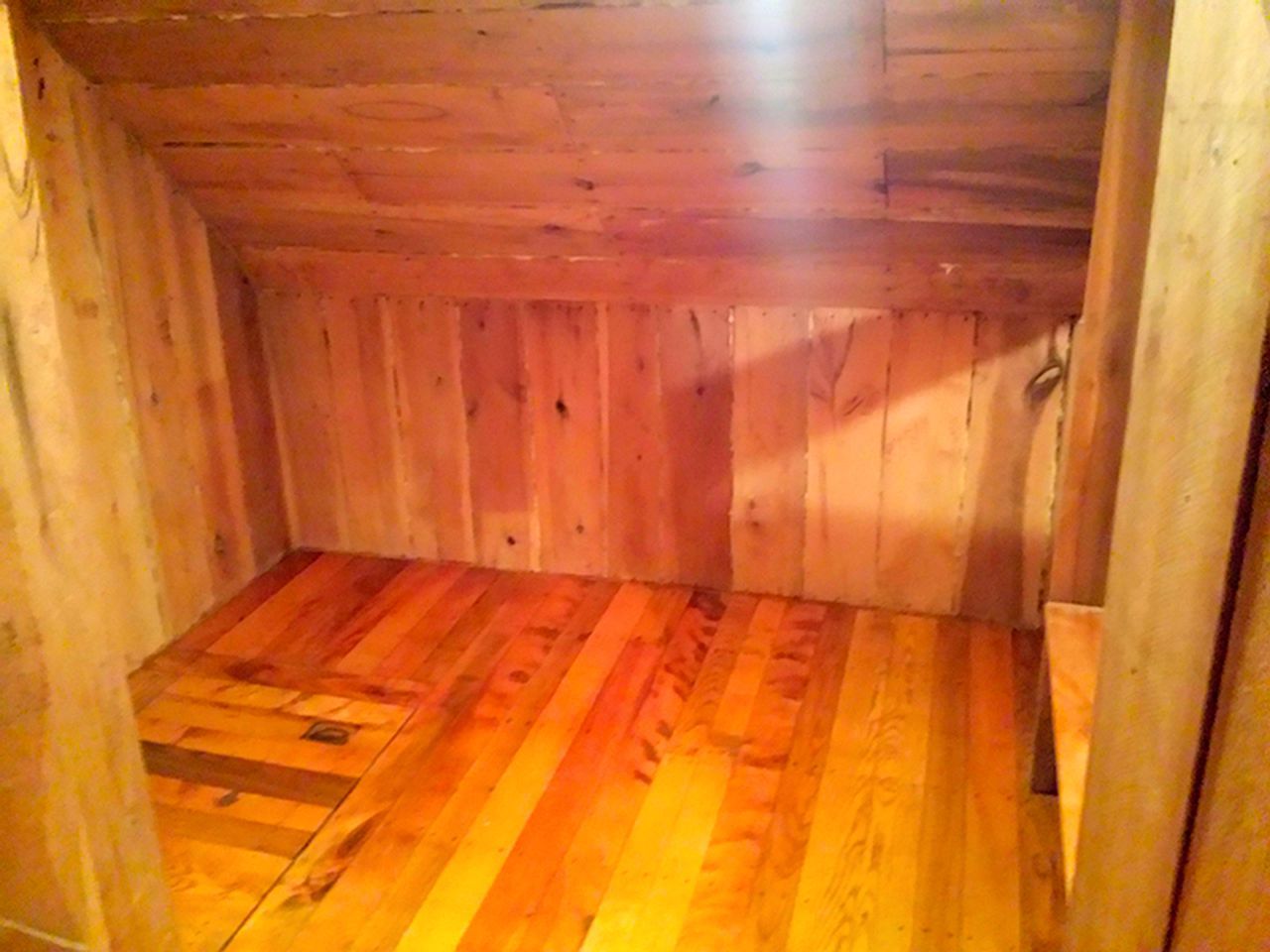 Une pièce aux murs et au plancher en bois.