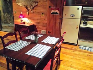 Dining - Charmingly Rustic Weekend Getaway in the Mountains near Pittsburgh, Pennsylvania (Champion)