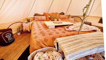 1 bedroom, bed sheets