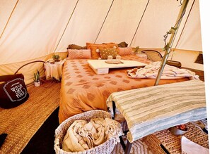 1 bedroom, bed sheets