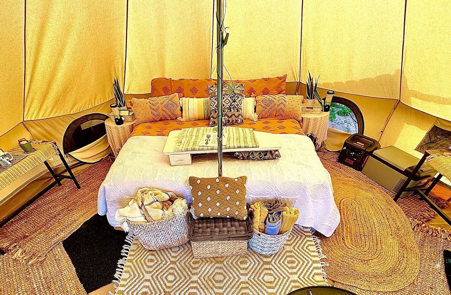 1 bedroom, bed sheets