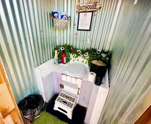 Toallas, jabón, shampoo, papel de baño 