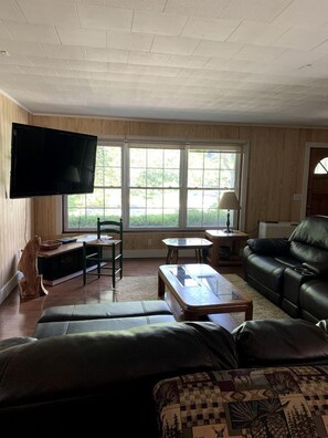 Living area - Luxury Cabin in the Trees for Large Groups near Asheville, North Carolina (Bryson City)