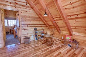 Interior - Beautiful Cabin Retreat near Hocking Hills, For Peaceful Getaways in Ohio (Logan)