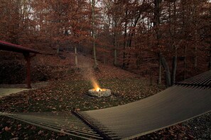 Property grounds - Beautiful Cabin Retreat near Hocking Hills, For Peaceful Getaways in Ohio (Logan)