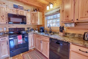 Private kitchen - Beautiful Cabin Retreat near Hocking Hills, For Peaceful Getaways in Ohio (Logan)