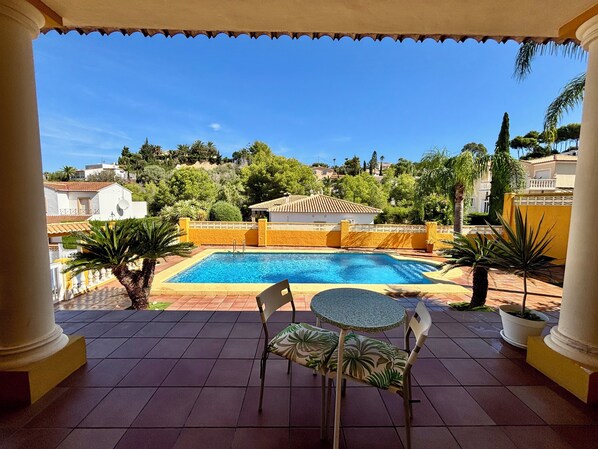 Una piscina al aire libre