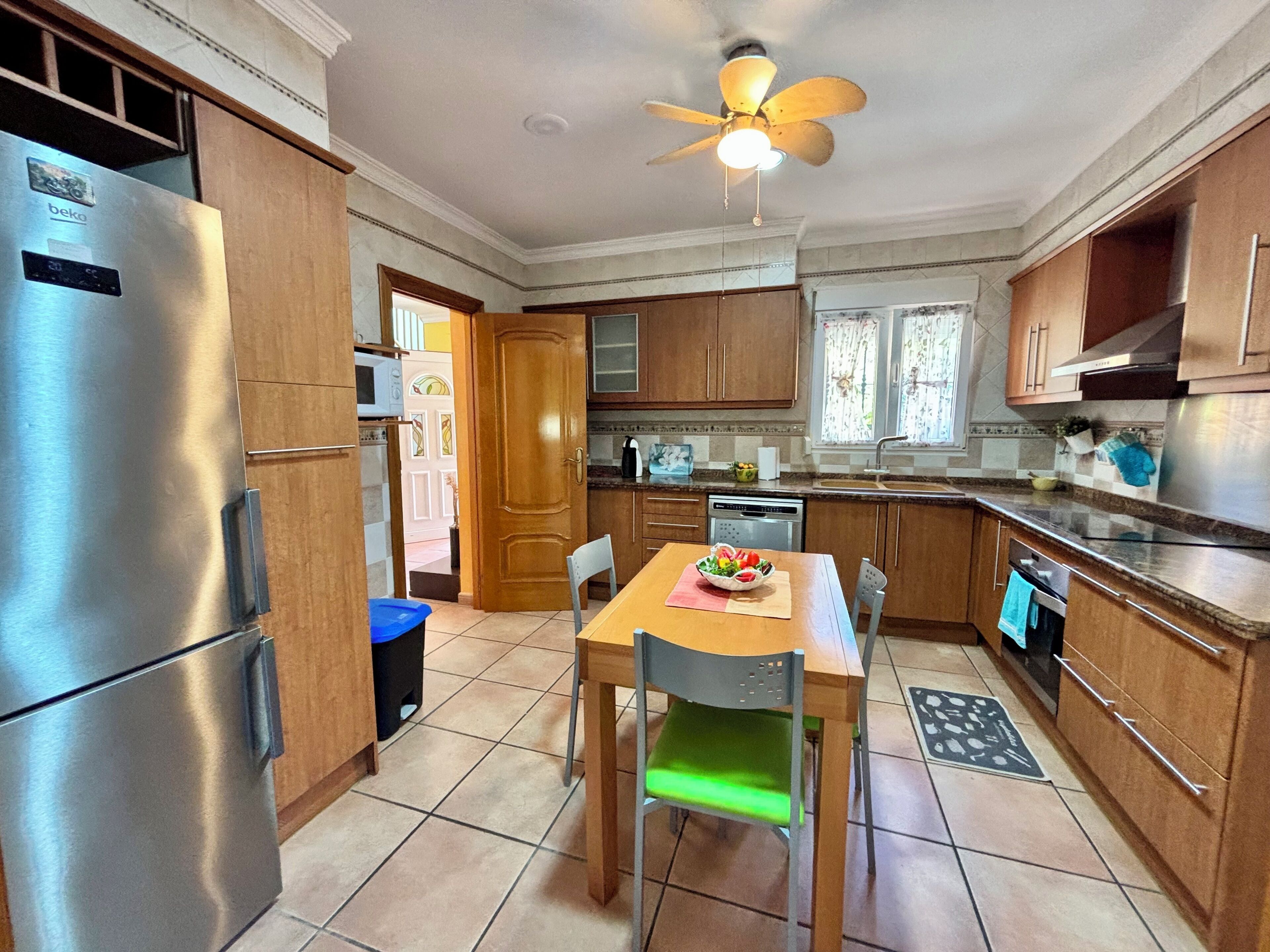 Frigorífic, forn i una taula de menjador 