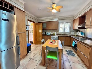 Frigorífico, horno y mesa de comedor