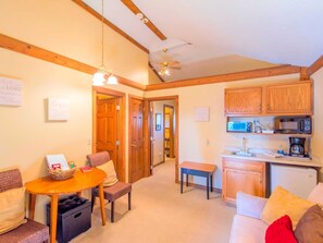 TV, fireplace, DVD player, video library - Delightful Weekend Getaway for the Perfect Outdoor Experience near Mansfield, Ohio (Fredericktown)