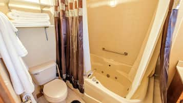 Baignoire à remous, séchoir à cheveux, serviettes fournies, savon