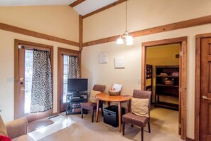 Interior - Delightful Weekend Getaway for the Perfect Outdoor Experience near Mansfield, Ohio (Fredericktown)