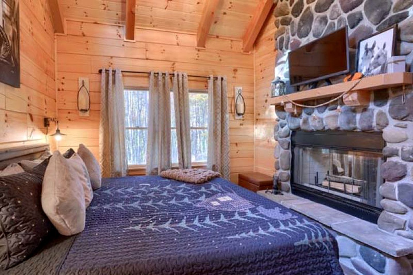 1 bedroom, bed sheets