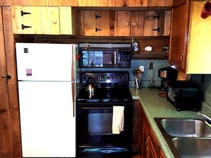 Cafetera y tetera, refrigerador, microondas y horno 