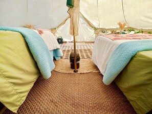 1 bedroom, bed sheets - Glamorous California Campsite Retreat with Great Views (New Cuyama)