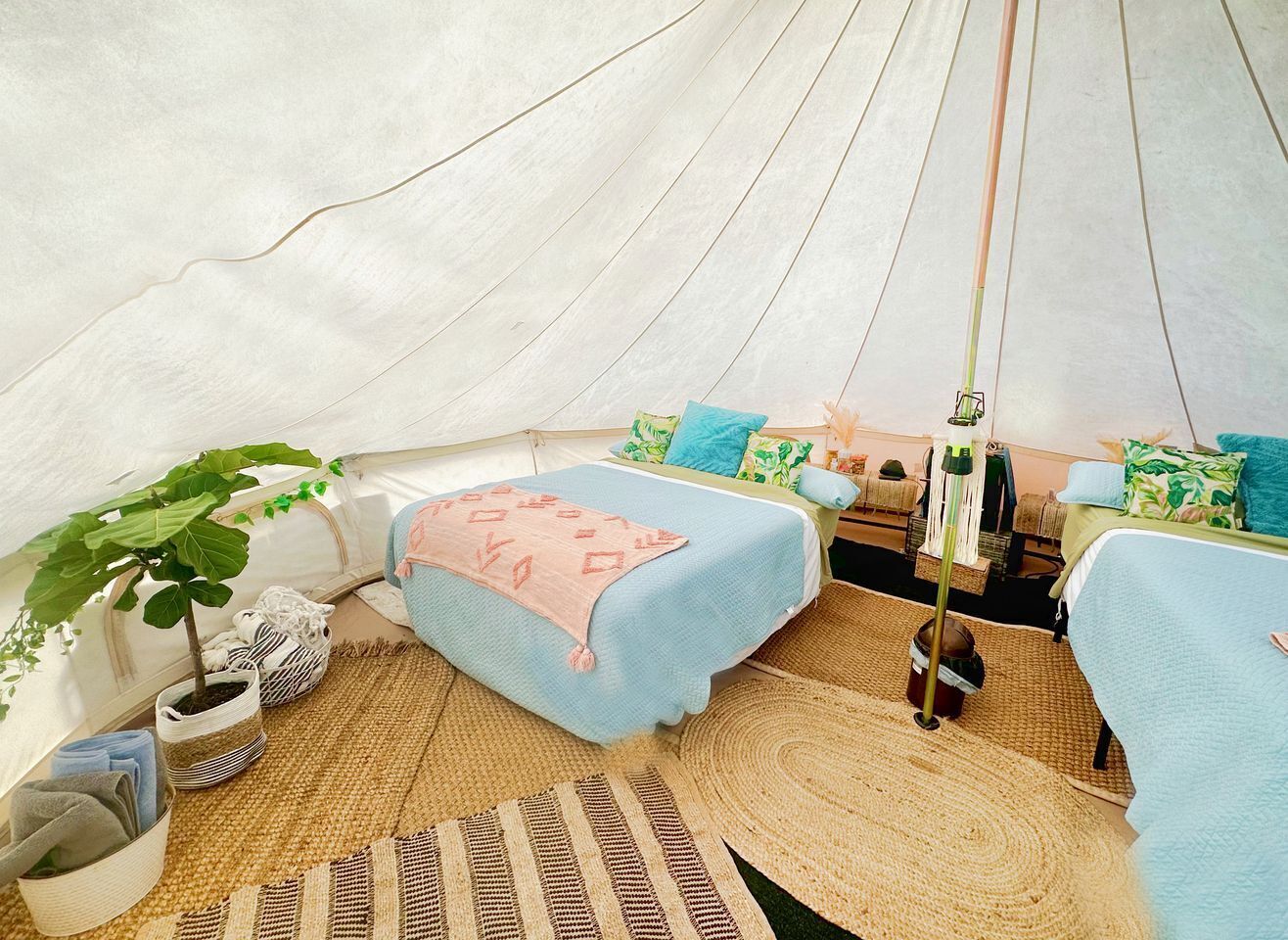 1 bedroom, bed sheets