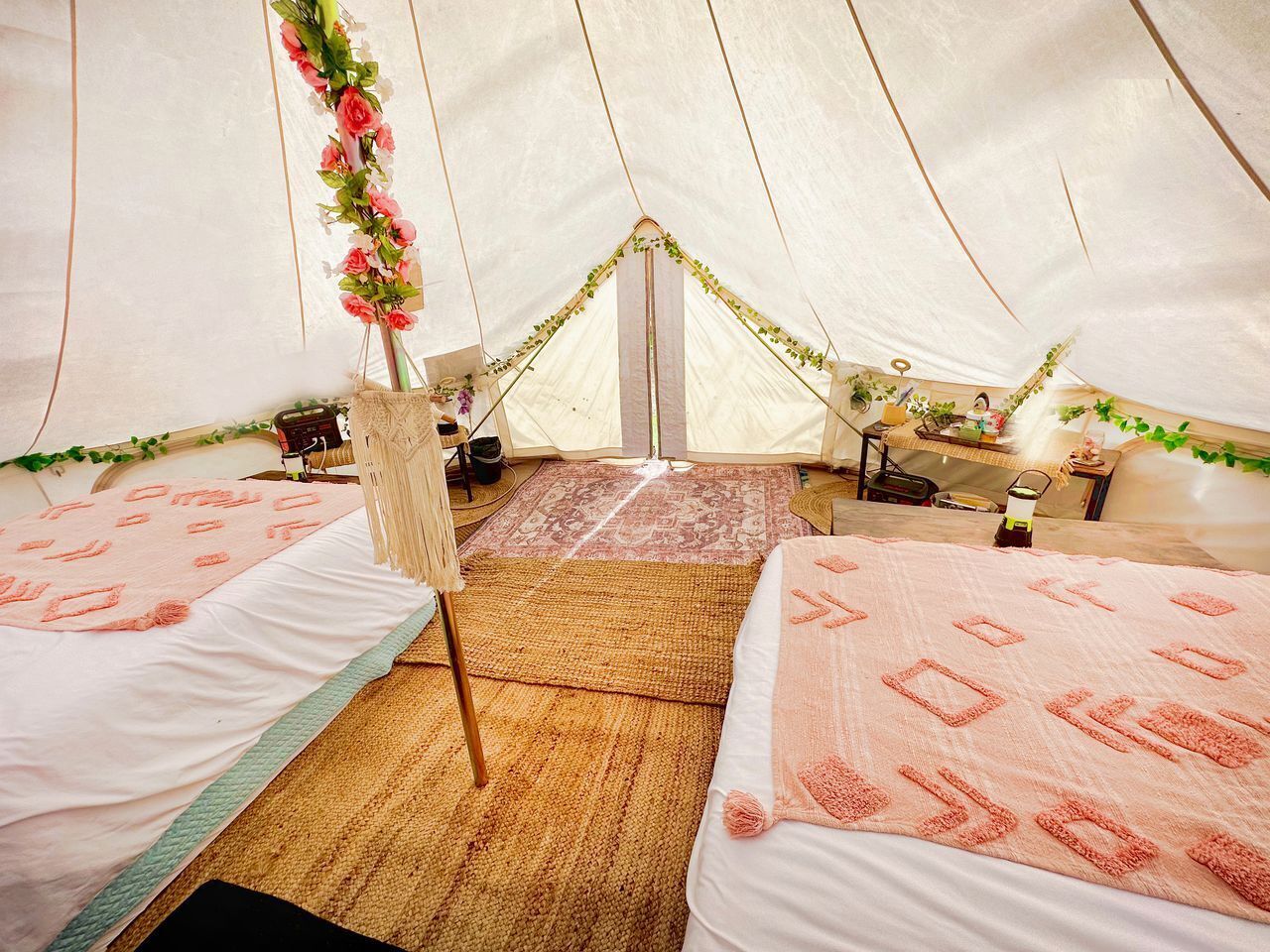 1 bedroom, bed sheets